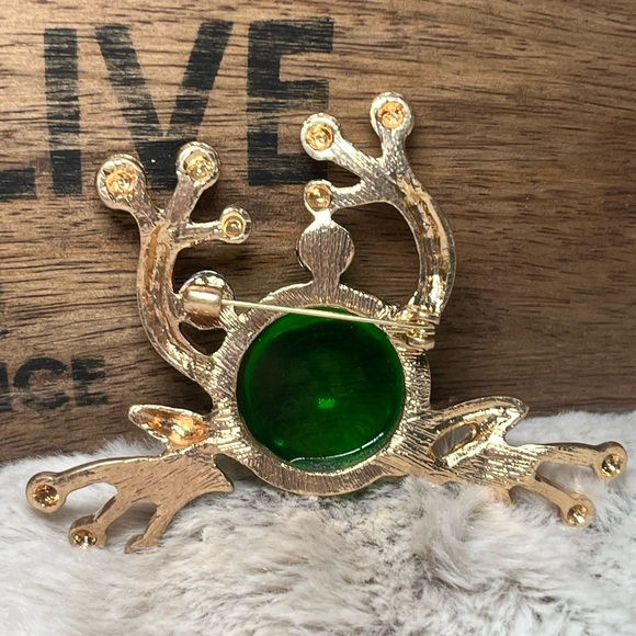 Frog Brooch with large Green Gem - Picture 9 of 10